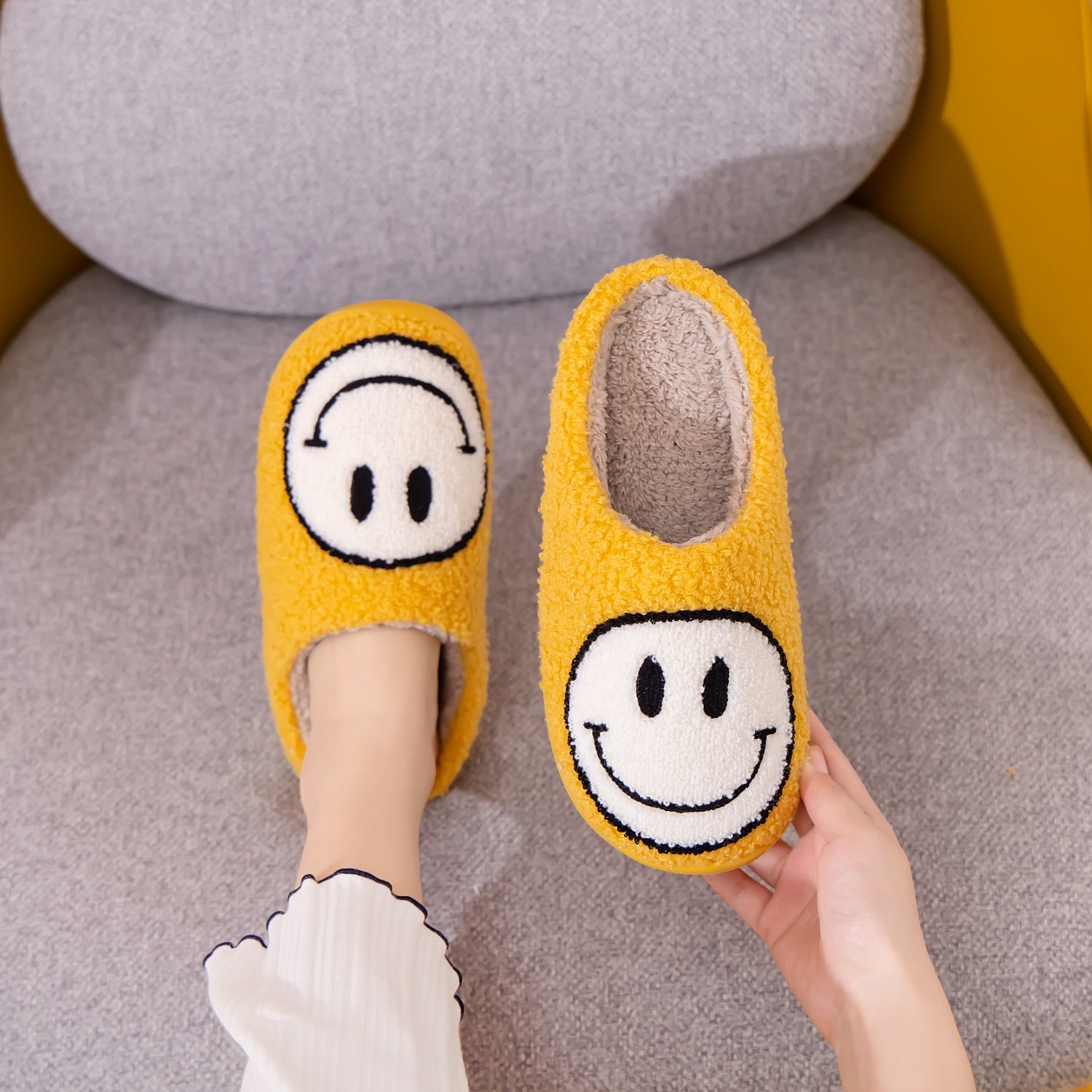 Melody Smiley Face Slippers - Ryzela